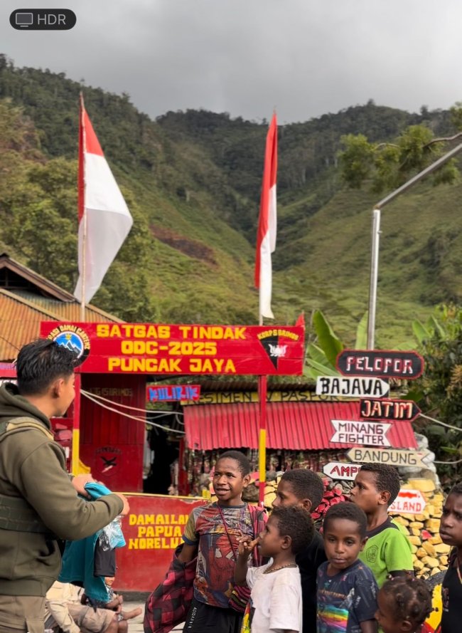Bahagianya Anak- Anak Bertemu Personel Satgas Ops Damai Cartenz di Pos Satgas Tindak Kulirik