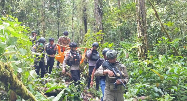 Satgas Ops Damai Cartenz, Polres Yahukimo, Brimob, dan TNI Amankan Evakuasi Korban Aksi KKB 