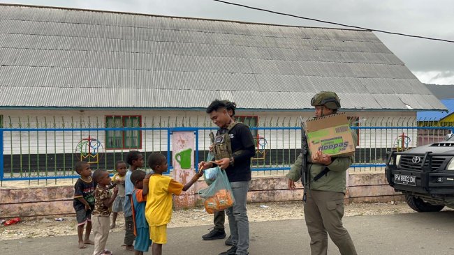 Personel Ops Damai Cartenz Berbagi Kebahagiaan Bersama Warga dan Anak-anak di Enarotali