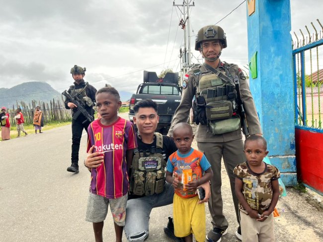 Ops Damai Cartenz Bangun Kedekatan Lewat Aksi Sosial Bersama Warga Enarotali Ops Damai Cartenz Bangun Kedekatan Lewat Aksi Sosial Bersama Warga Enarotali