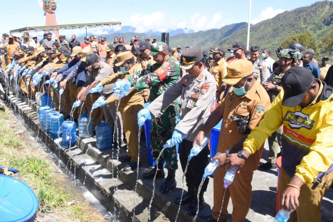Pemusnahan Miras di Puncak Jaya, Wabup Mus Kogoya: Pengedar akan Dipulangkan! Pemusnahan Miras di Puncak Jaya, Wabup Mus Kogoya: Pengedar akan Dipulangkan!