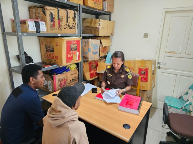 Tiga Anggota KKB Penyerang Nakes dan Guru di Yahukimo Diserahkan ke Kejaksaan Negeri Jayawijaya Tiga Anggota KKB Penyerang Nakes dan Guru di Yahukimo Diserahkan ke Kejaksaan Negeri Jayawijaya