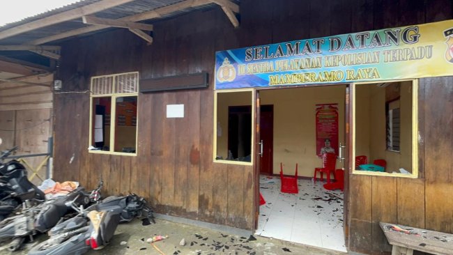 Amankan Keributan Akibat Miras, Personil dan Mapolres Mamberamo Raya Justru Diserang Warga Amankan Keributan Akibat Miras, Personil dan Mapolres Mamberamo Raya Justru Diserang Warga