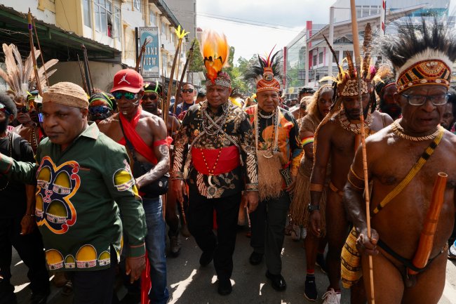 Pesta Rakyat, Matius Fakhiri Dan Aryoko Rumaropen Disambut 5 Wilayah Adat  Pesta Rakyat, Matius Fakhiri Dan Aryoko Rumaropen Disambut 5 Wilayah Adat