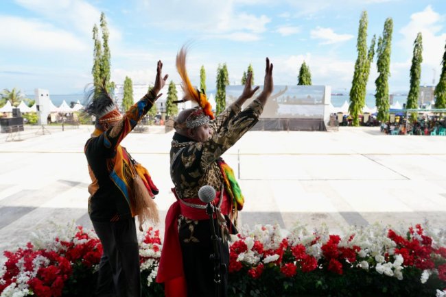 Pesta Rakyat, Gubernur Matius Fakhiri: Saatnya Bersatu Membangun Papua, Membangun Tanpa Sekat Tanpa Perbedaan Karena Kita Semua Satu Pesta Rakyat, Gubernur Matius Fakhiri: Saatnya Bersatu Membangun Papua, Membangun Tanpa Sekat Tanpa Perbedaan Karena Kita Semua Satu