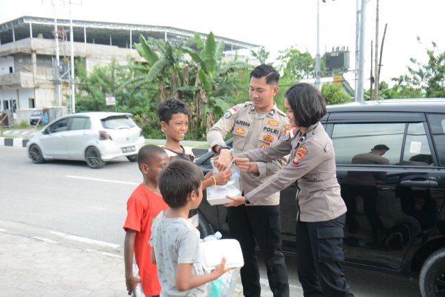Satgas Ops Damai Cartenz Tanamkan Nilai Kepedulian Lewat Aksi Berbagi di Jalanan Timika  