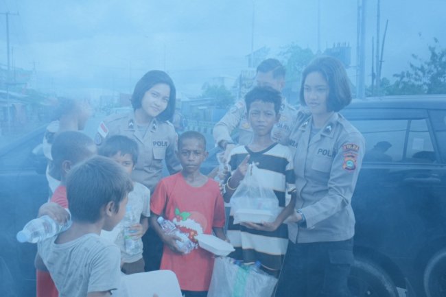 Aksi Berbagi Satgas Damai Cartenz: Dari Kepedulian Lahir Kepercayaan