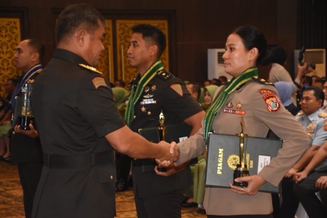 Kompol Dian Novita Pietersz Ukir Sejarah Sebagai Polwan Pertama Berprestasi di Sesko AD