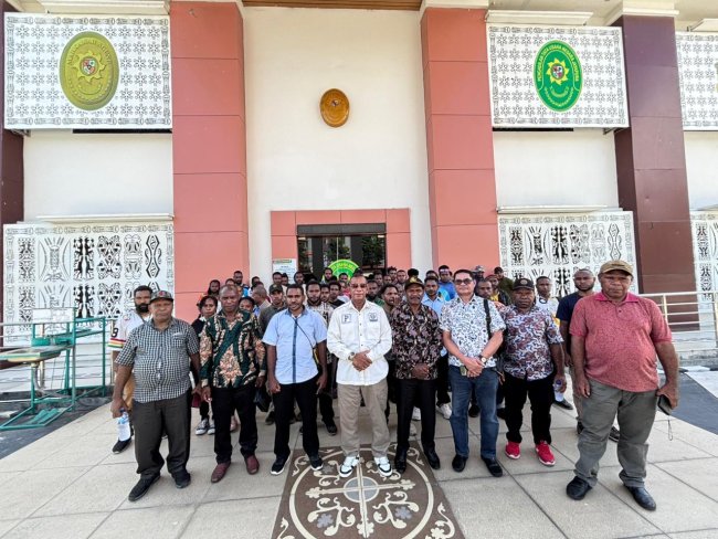 Kantor Hukum Pieter Ell dan Rekan Dampingi Kepala Kampung Yahukimo Serahkan Berkas Alasan PK ke-2