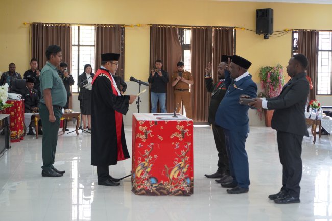 Pelantikan Waket II dan III DPRK Puncak Jaya, Bupati Yuni Tegaskan Pentingnya Sinergi Eksekutif dan Legislatif