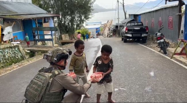 Sambut HUT Brimob ke-80, Satgas Tindak Paniai Bagikan Paket Makanan untuk Warga di Enarotali, Paniai