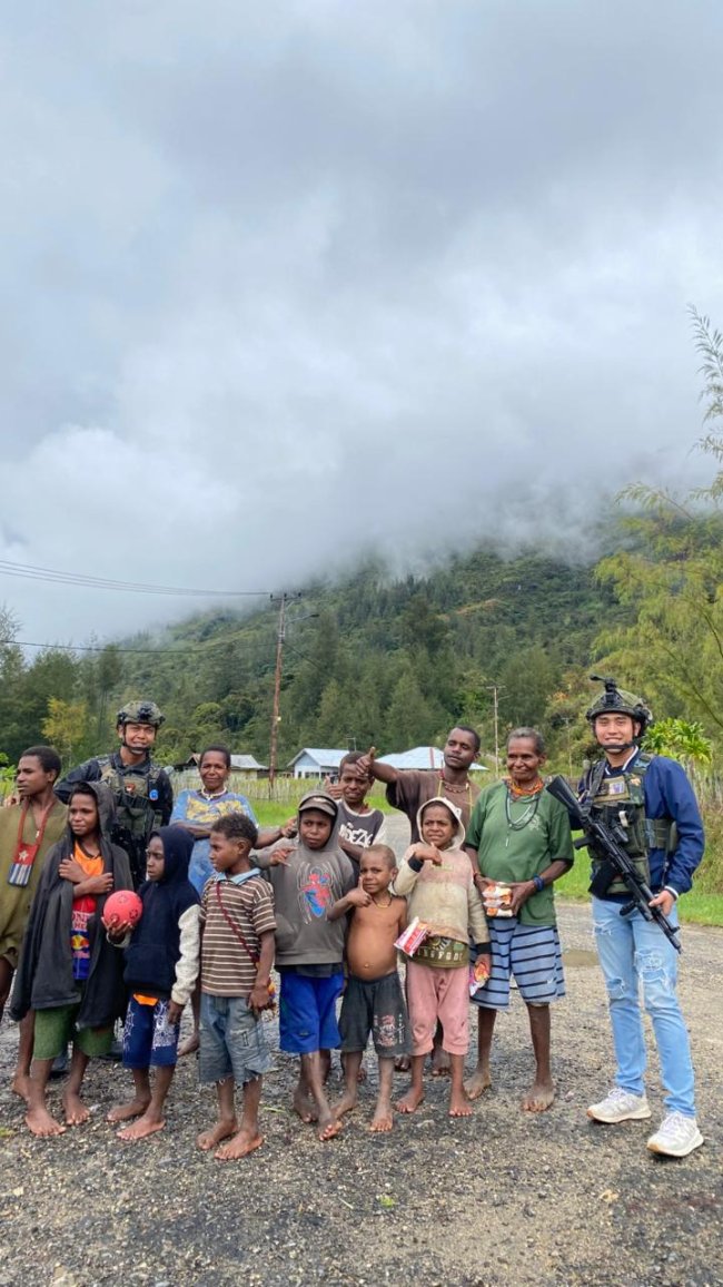 Personel Ops Damai Cartenz Tebar Keceriaan Bersama Anak-Anak di Distrik Bibida Paniai