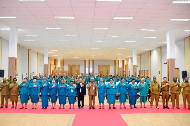 Dorong Keluarga Berdaya, TP PKK Puncak Jaya Hadiri Rakerda I di Nabire