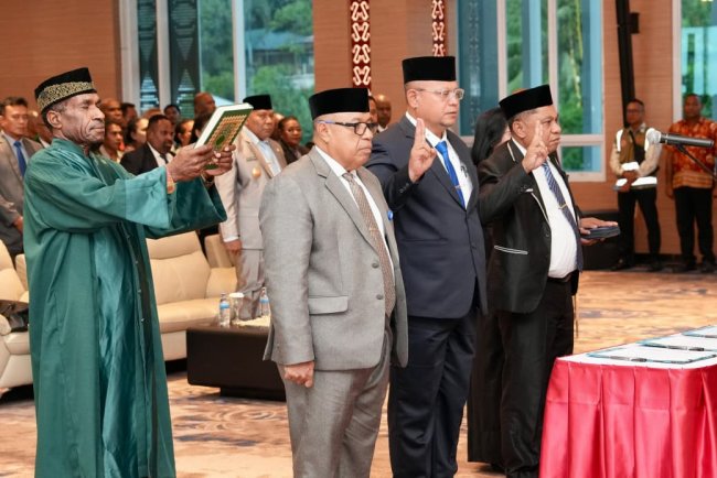 Gubernur Papua Lantik Christian Sohilait Sebagai Pj. Sekda dan 2 Pejabat Tinggi Pratama