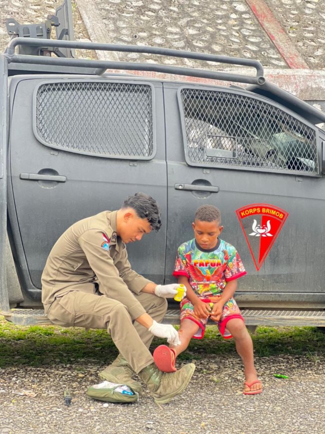 Personel Satgas Damai Cartenz Ajak Anak-Anak Pegunungan Bintang Berbagi Keceriaan di Oksibil