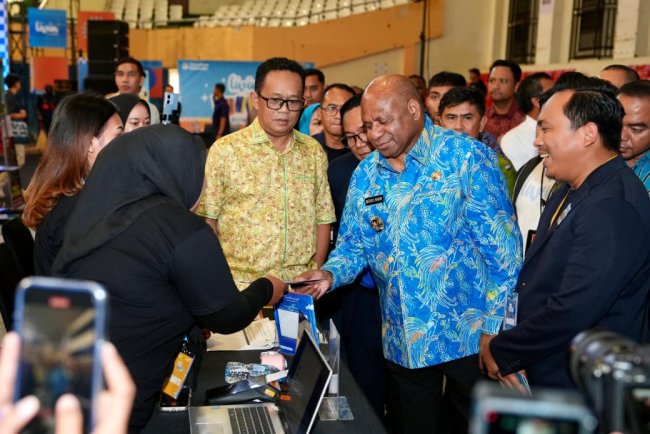 Hadiri Livin' Fest 2025, Gubernur Fakhiri Minta Libatkan UMKM Mama Papua