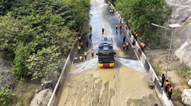 Personil Gabungan Polda Papua Dikerahkan untuk Bersihkan Jalan Ringroad yang Ditutupi Material Longsor