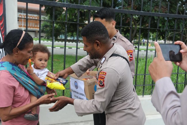 Satgas Humas Ops Damai Cartenz Berbagi Keceriaan Dengan Anak-Anak Nolokla Sentani