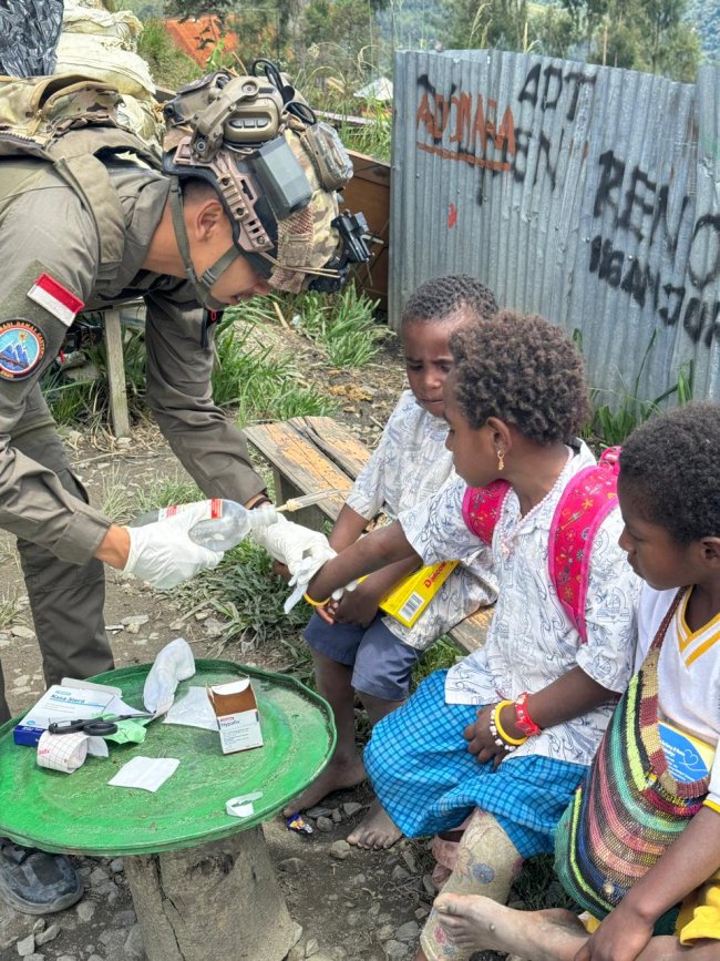 Personel Satgas Ops Damai Cartenz Sektor Intan Jaya Laksanakan Pengobatan dan Bagikan Susu untuk Anak-Anak Papua