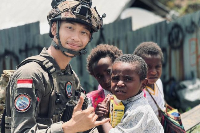 Sentuhan Peduli Satgas Damai Cartenz: Pengobatan Gratis dan Pembagian Susu untuk Anak-Anak Intan Jaya