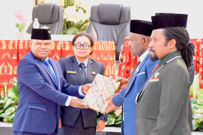 Rapat Paripurna ke-1 : Bupati Serahkan Rancangan APBD Puncak Jaya Tahun Anggaran 2026