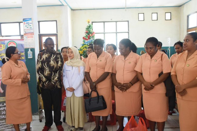 Sambut HUT ke-26 dan Natal, DWP Puncak Jaya Tebar Kasih di RSUD Mulia