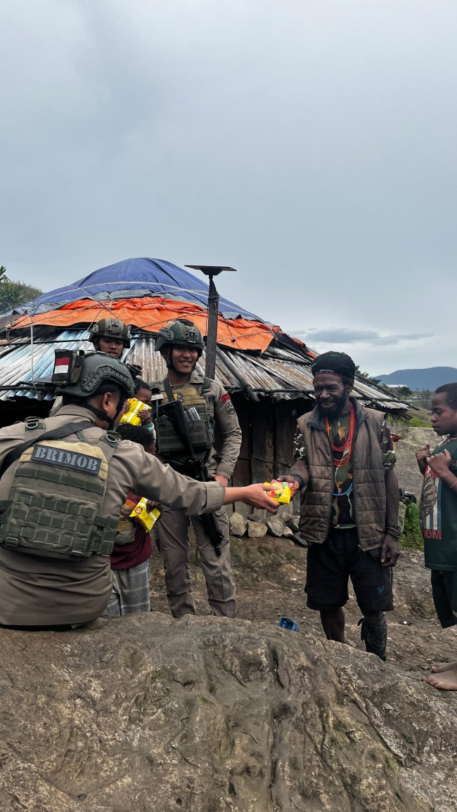 Pererat Hubungan dengan Warga, Ops Damai Cartenz Beri Bantuan Saat Pembersihan Gereja