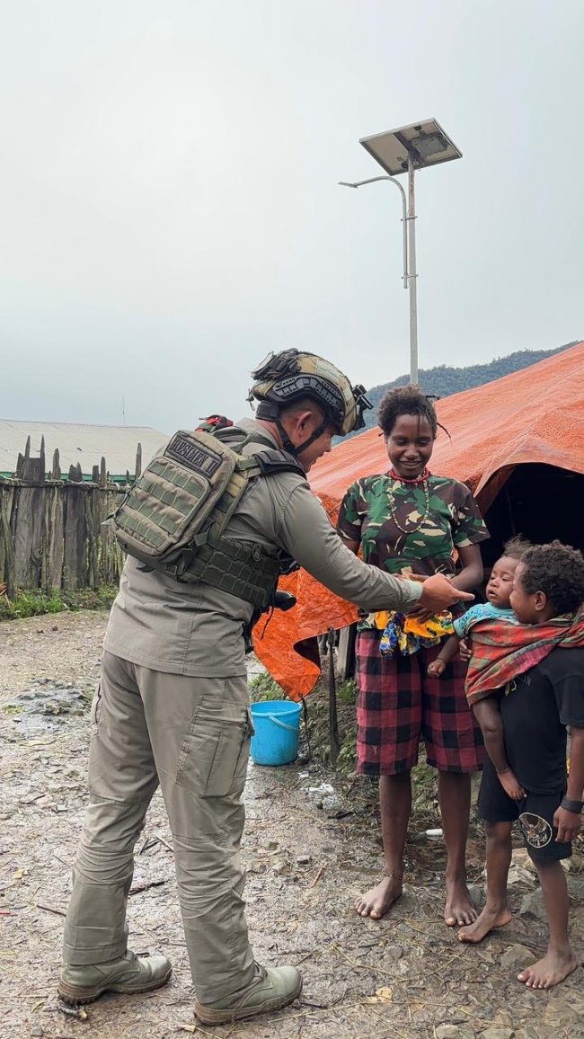Satgas Damai Cartenz Pererat Kebersamaan Saat Warga Sinak Kurvei di Gereja Gingga Baru