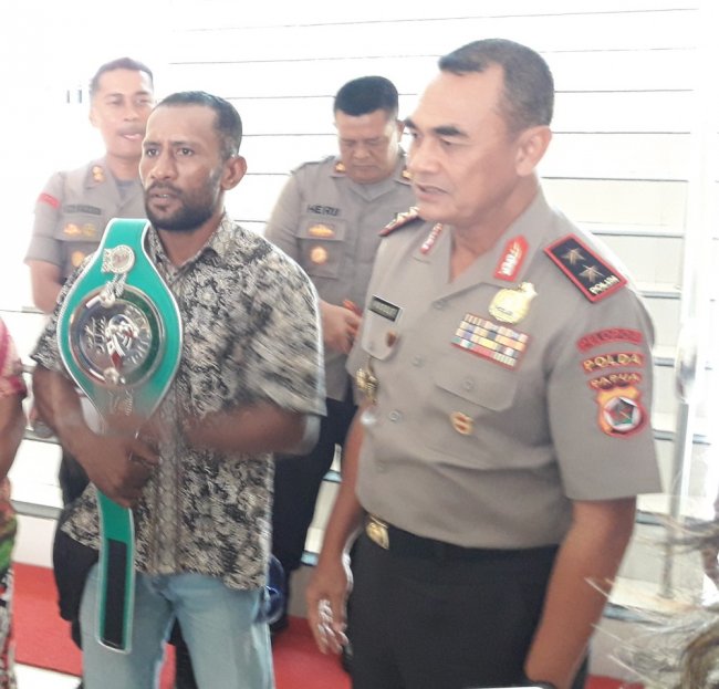 Kapolda Papua Beri Bantuan Kepada Geisler Ap Pemegang Sabuk WBC Asia