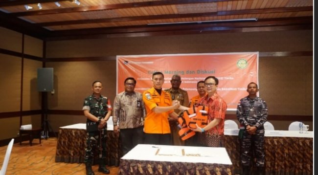 Freeport Indonesia Kerja Sama dengan Basarnas Timika dan Serahkan Bantuan 800 Jaket Pelampung Freeport Indonesia Kerja Sama dengan Basarnas Timika dan Serahkan Bantuan 800 Jaket Pelampung
