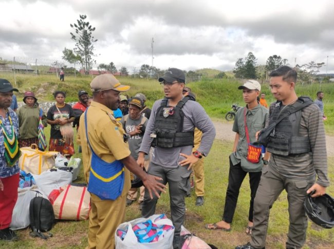  Satgas Damai Cartenz Berangkatkan Tim Nakes Menuju Distrik Kiwirok