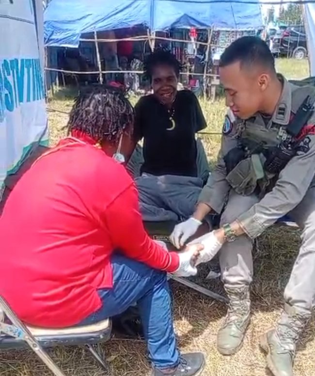 Partisipasi Tim Kesehatan Satgas Ops Damai Cartenz Gelar Pelayanan Kesehatan di Festival Budaya Lembah Baliem