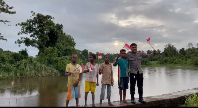Kebersamaan Kebahagiaan Anak-Anak Pomako dan Satgas Damai Cartenz Kebersamaan Kebahagiaan Anak-Anak Pomako dan Satgas Damai Cartenz