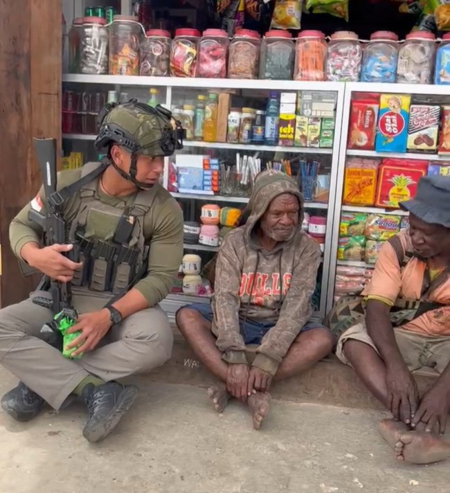 Sentuhan Humanis Personel Satgas Ops Damai Cartenz Bersama Masyarakat dan Anak-Anak di Paniai