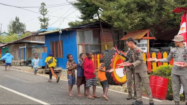 Rayakan HUT Brimob ke-80, Satgas Damai Cartenz Sektor Paniai Tebar Kepedulian Lewat Pembagian Makanan