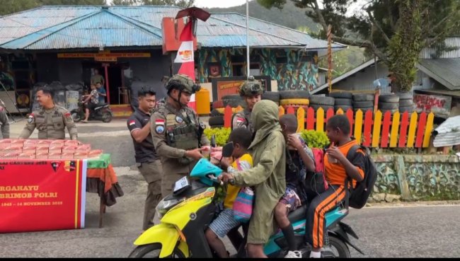 Rayakan HUT Brimob ke-80, Satgas Tindak Sektor Paniai Gelar Bakti Sosial Berbagi Paket Makanan untuk Warga Paniai