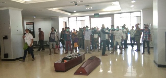 Kelompok Massa Usung Jenazah Penikaman Sadis ke Kantor Wali Kota