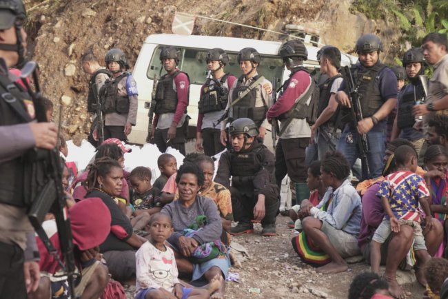 Diteror KKB, Ratusan Masyarakat Dievakuasi ke Timika