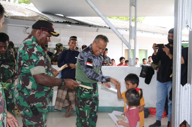 Pangdam Cenderawasih Berikan Bantuan Bagi Pengungsi di Makodim Jayawijaya