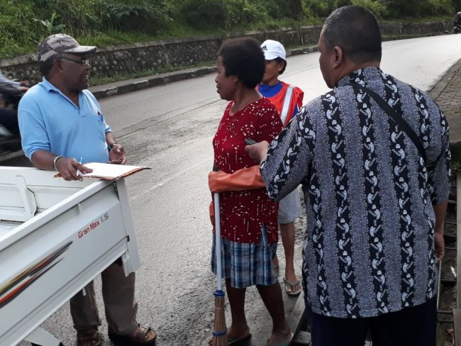 Dinas LHP Papua Barat Ajak Mama-mama Papua di Manokwari Bersihkan Sampah di Jalan 