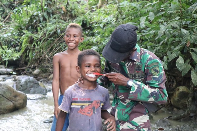 Sambil Berenang di Sungai, Anak anak Kampung Kibay Diajari Menggosok Gigi