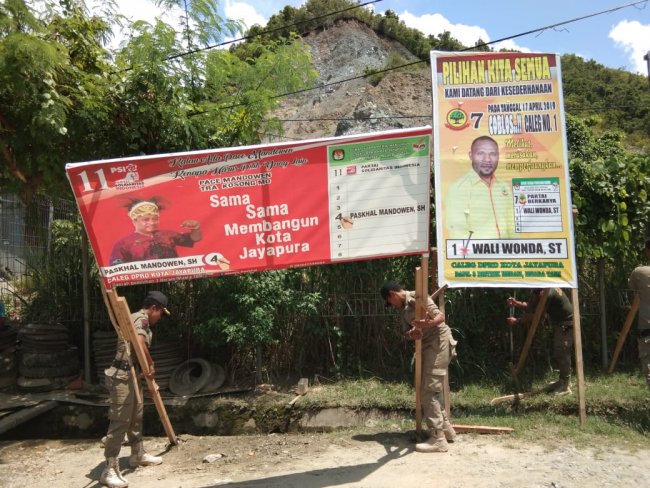 Lagi, Bawaslu Kota Jayapura Tertibkan 352 Alat Peraga Kampanye