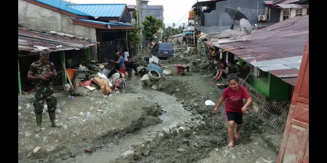 Warga BTN Sosial Butuh Alat Berat untuk Membersihkan Material Lumpur