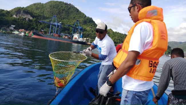 Peringati HUT Smanda Jayapura, Alumni 99 Bersihkan Pantai Teluk Humbold