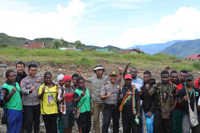 Berikan Motivasi serta Bantuan, Binmas Noken Kunjungi Puncak Jaya