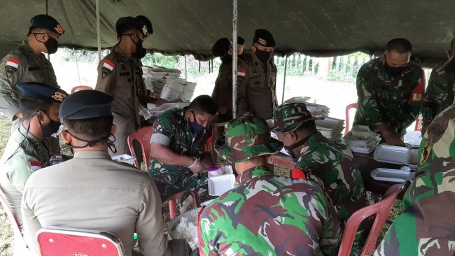 TNI Polri di Mimika Bagikan 900 Nasi Bungkus untuk Warga