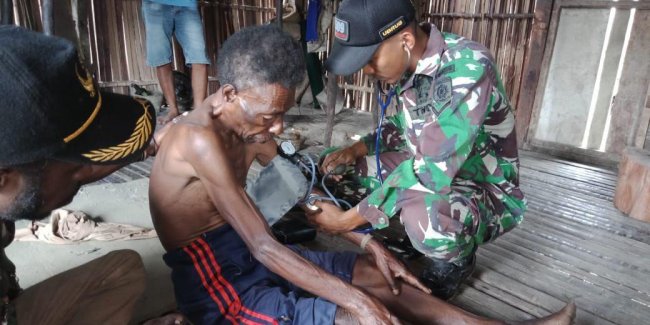 Satgas Pamtas Pos Ubrub Lakukan Pengobatan Keliling di Kampung Umuaf Keerom 