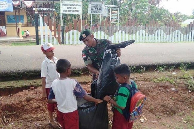 TNI Ajarkan Anak anak di Perbatasan Merauke Cinta Kebersihan Sejak Dini