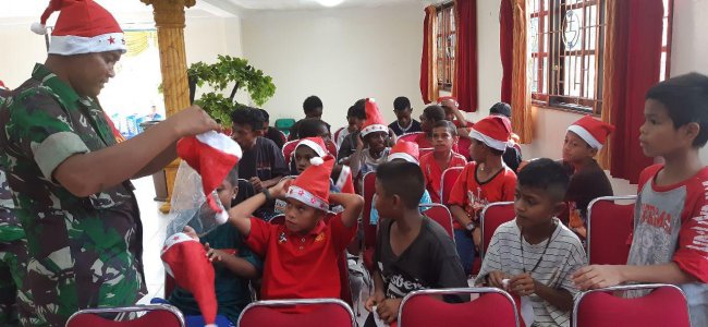 Kodim Mimika dan GBI ‘Family Of God’ Rayakan Natal Bersama Anak Jalanan