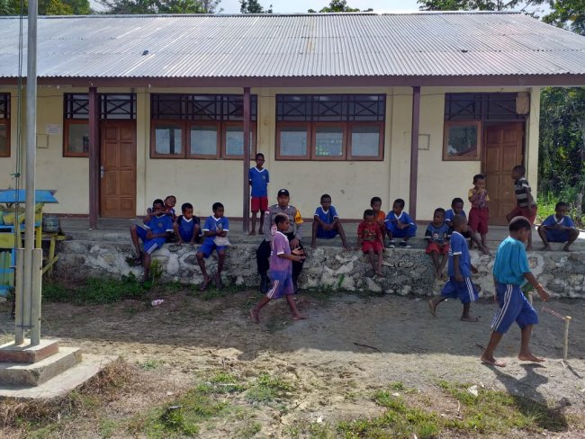 Bhabinkamtibmas Kampung Kali Mo, Pi Ajar di Sekolah